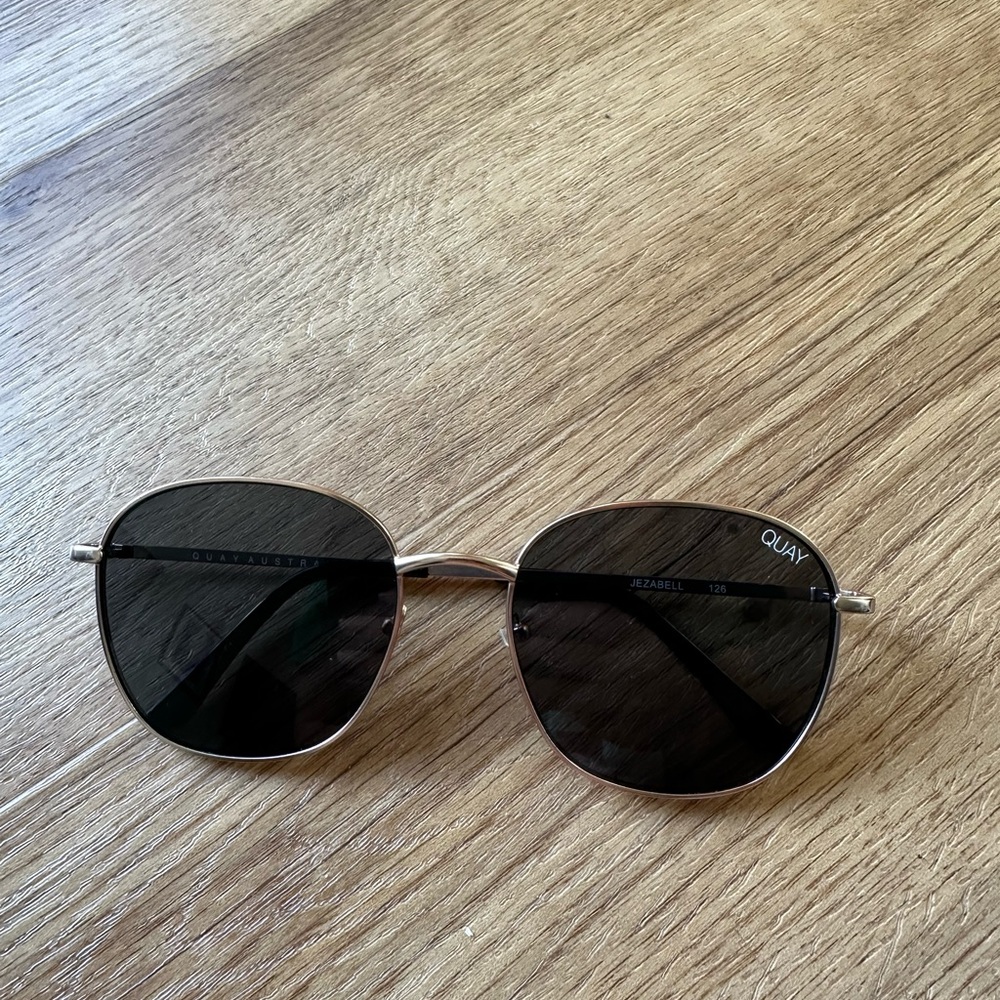 Quay Sunglasses. Gold frame/Smoke Lens